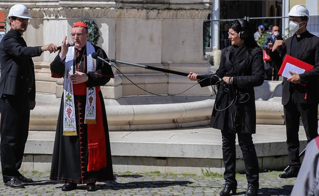 Kardinal Bozanić predvodio molitvu i blagoslovio radnike prije početka skidanja vrha sjevernoga zvonika katedrale