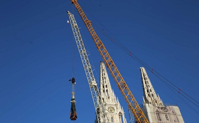 Uspješno uklonjen vrh sjevernog zvonika Katedrale