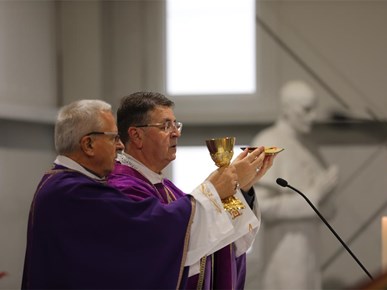 /aktualnosti/2025/12/Slavljena misa za pokojne katedralne služitelje (14).jpg