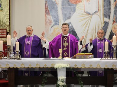 /aktualnosti/2025/12/Slavljena misa za pokojne katedralne služitelje (15).jpg