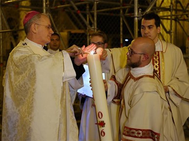 /aktualnosti/2026/B/260404 Nadbiskup Kutleša predvodio Vazmeno bdjenje u Zagrebačkoj katedrali (1).JPG